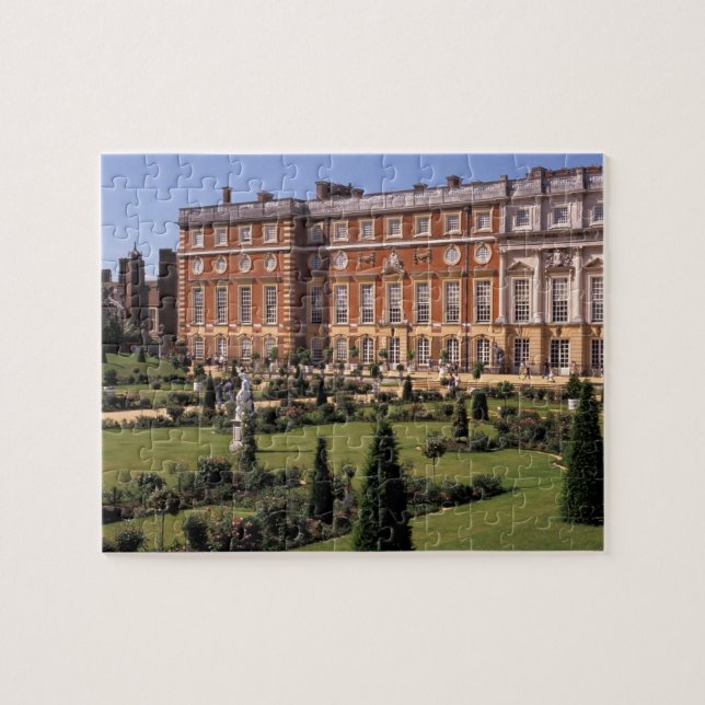 England, Surrey, Hampton Court Palace. Pussel (Horisontell)