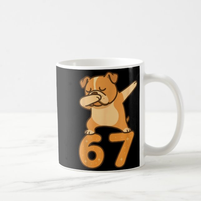 English Bulldog Dog 67 Meme Six Seven Funny Dabbin Kaffemugg (Höger)