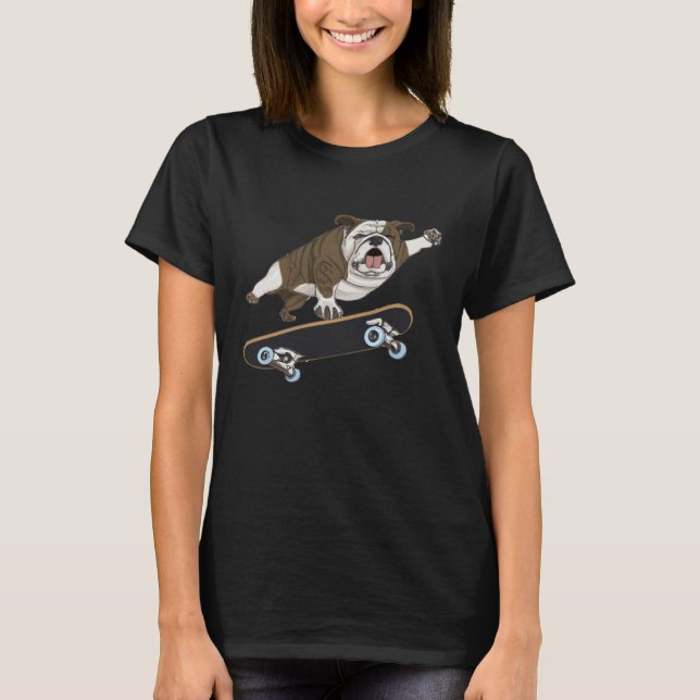 English Bulldog Doing Tricks on Skateboards T Shirt (Framsida)