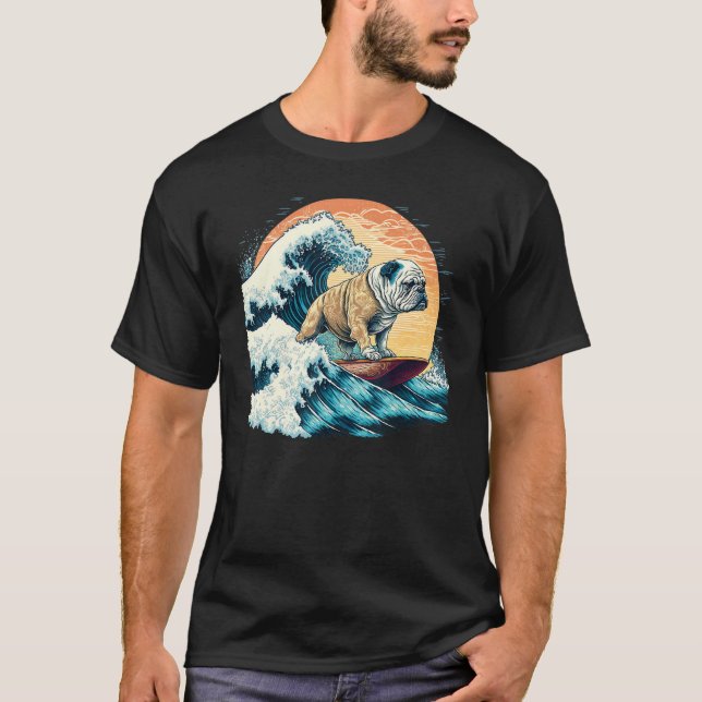 English Bulldog Surfing On the Great Wave of Kanag T Shirt (Framsida)