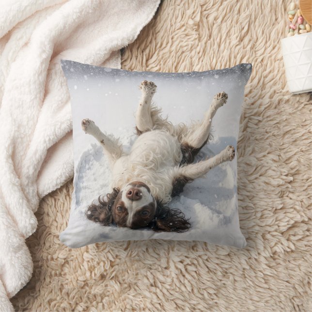 English Springer Spaniel Making a Snow Angel Kudde (Filt)