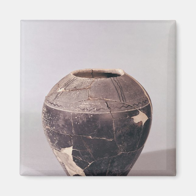 Engobe vas dekorerat med ulerande linjer magnet (Framsidan)