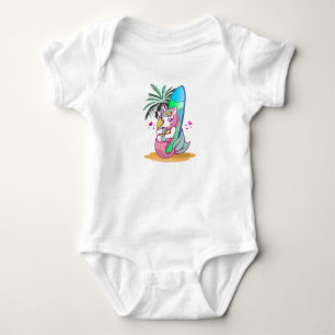 Enhörning med surfbräda på stranden t shirt