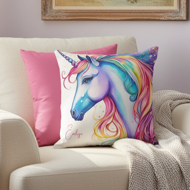 Enhörningskudde med anpassat namn kudde (Unicorn pillow - front and back.)