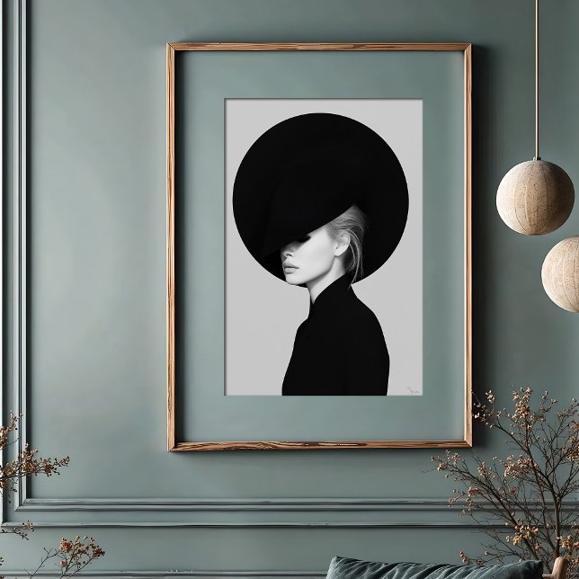 Enigmatisk elegans: Oversifierat Hat i biprofilen Poster (Skapare uppladdad)