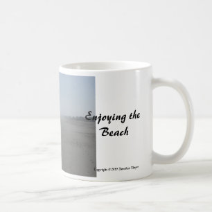 "Enjoeing the Beach" mugg