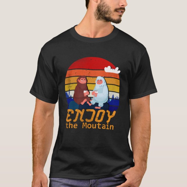Enjoy the mountain in the happy mountain day t shirt (Framsida)