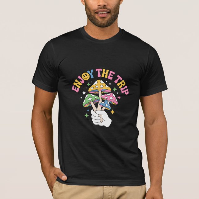 Enjoy the Trip – Psychedelic Mushroom Retro T Shirt (Framsida)