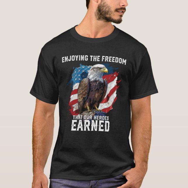 Enjoying The Freedom That Our Heroes Earned Fourth T Shirt (Framsida)