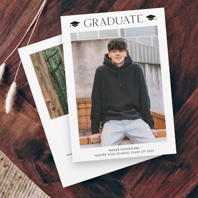 Enkel 2-foto-examen inbjudningar (Simple black and white graduation cap photo graduation invitations.)