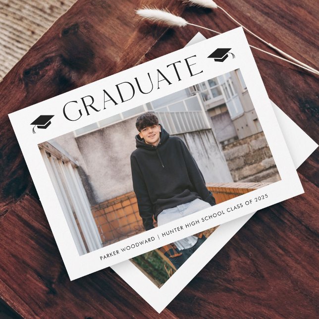 Enkel 2 foto Studenten Inbjudningar (Simple black and white cap photo graduation invitations.)