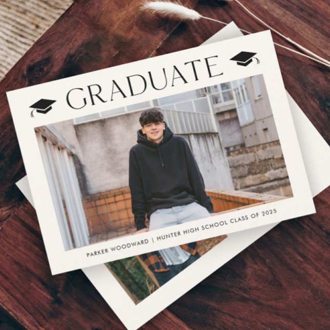 Enkel 2 foto Studenten Inbjudningar (Simple graduation cap photo invitations.)