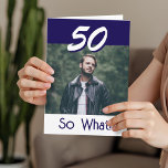 Enkel 50 Så vad 50-årsdag Rolig Foto Kort<br><div class="desc">50-årspresentkort med personlig text för någon som firar 50 år. Den kommer med ett roligt och motiverande citat 50 Så Vad och är perfekt för en person med humor. Lägg in ditt foto i mallen och ändra åldern. Du kan lämna,  ändra eller radera meddelandet i kortet.</div>