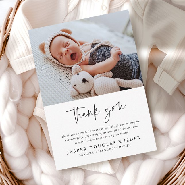 Enkel Baby Foto Födelse Statistik Tacksamhetskort (Budget paper baby photo thank you cards.)