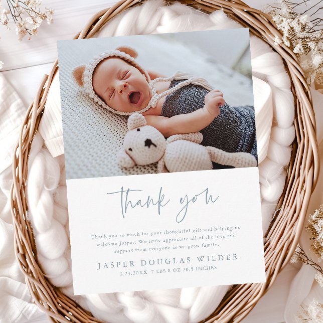 Enkel Baby Foto Födelse Statistik Tacksamhetskort Vykort (Minimal script baby photo thank you cards.)