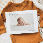 Enkel Baby Photo Tack Script Heart Birth Meddelande<br><div class="desc">Den här snyggten och det enkla annonseringsschemat med 2 sidor med foto innehåller ett foto av ditt nyfödda pojke eller din nyfödda flicka, ett anpassningsbar som kan vara personlig, handskriven typografiktext som säger "Tack" med ett hjärta mellan ord. Du kan lägga till ett kort tack och ett tack till baby...</div>
