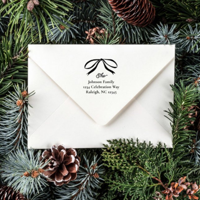Enkel båge familjenamn returadress självfärgande stämpel (Simple bow Christmas holiday card return address self-inking stamp.)
