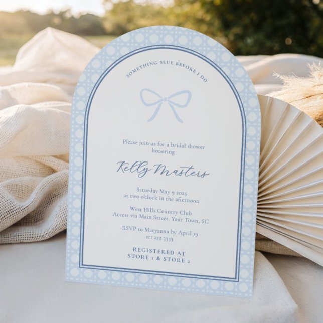 Enkel båge något blått fält-Möhippa Inbjudningar (Elegant bow something blue before I do arch wedding shower invitations with wicker print )