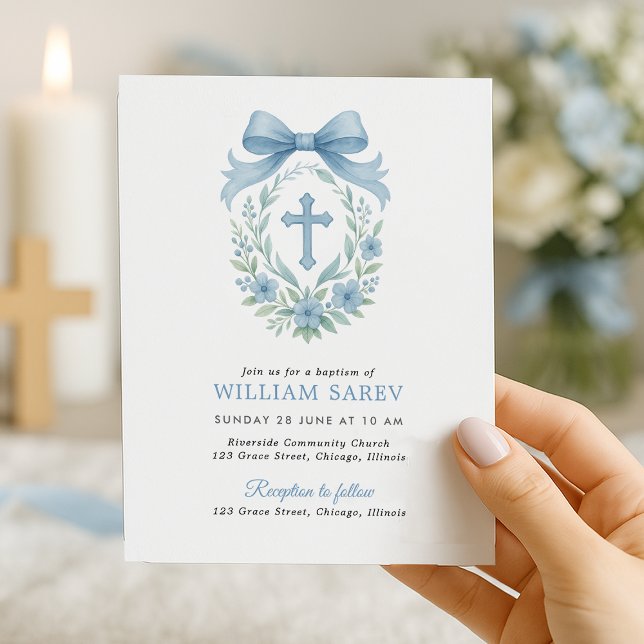 Enkel blå dopinvitation för pojke med bow (Elegant boy baptism invite with blue bow and floral cross – held in hand near candlelight)