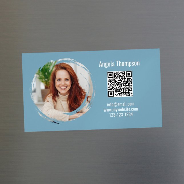 Enkel Blå Foto Affärsmagnetkort Magnetiska Visitkort (Blue business card template with a scannable QR code.)