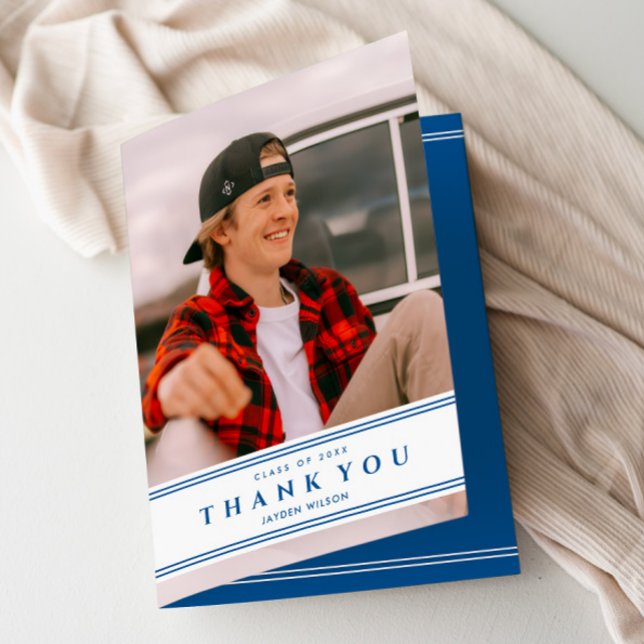 Enkel blå fotoutexaminerings-kort med tack kort (Blue and white sporty photo graduation thank you cards.)
