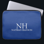 Enkel blå Monogram Modern<br><div class="desc">Modern laptop sleeve har en enkel och minimal blå design med ditt monogram i ett fet teckensnitt tillsammans med ditt namn.</div>