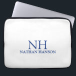 Enkel blå Monogram Modern<br><div class="desc">Modern laptop sleeve har en enkel och minimal blå och vit design med ditt monogram i ett fet teckensnitt tillsammans med ditt namn.</div>