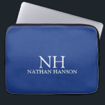 Enkel blå Monogram Modern Laptop Fodral<br><div class="desc">Modern laptop sleeve har en enkel och minimal blå design med ditt monogram i ett fet teckensnitt tillsammans med ditt namn.</div>