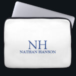 Enkel blå Monogram Modern Laptop Fodral<br><div class="desc">Modern laptop sleeve har en enkel och minimal blå och vit design med ditt monogram i ett fet teckensnitt tillsammans med ditt namn.</div>