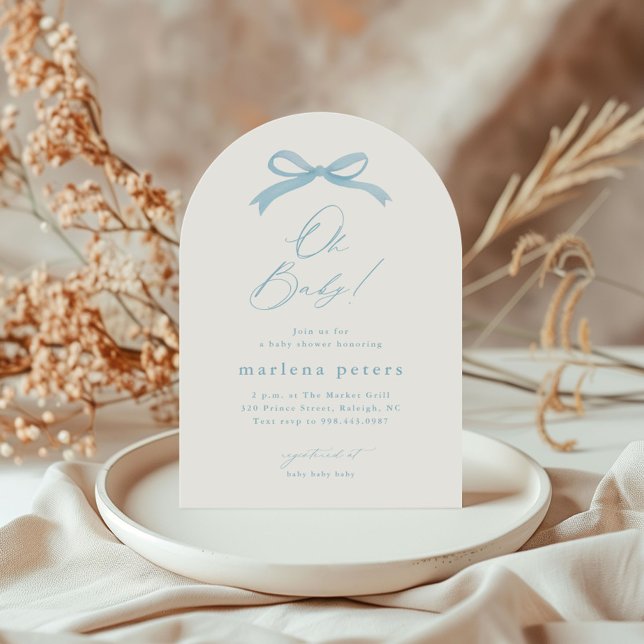 Enkel blå rosett pojkarnas baby shower inbjudningar (Simple hand painted blue bow script boys baby shower invitation.)