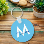 enkel Blue teal modern Monogram girly Namn Nyckelring<br><div class="desc">Den här slanka nyckelkedjan har ett rent, samtida estetiskt system med ett dynamiskt blåfärgat färgschema. Anpassa den med ditt monogram för att få en aning individualitet till dina vardagsbehov. Den här chic monogram-nyckelkedjan är perfekt för att hålla dina nycklar organiserade och lätta att identifiera och kombinerar format och funktioner. Uppgradera...</div>