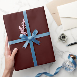 Enkel bränd vinröd färgnyans presentpapper