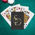 Enkel Bröllop Monogram-Personlig med Namn Casinokort<br><div class="desc">Höj dina bröllop-festligheter med vår enkla Bröllop Monogram-Personlig med Namn-pokerkort, perfektens blandning av sofistikering och roligt. De här kortdäcken har en monogrammerad inledande anpassningsbar på en elegant svart och guld-design, och skapar dem en elegant till alla bröllop firande. Vare sig de används som bröllopsfavoriter, årstidsgåvor eller en speciell keepé, erbjuder...</div>