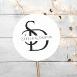 Enkel Bröllop Monogram-Personlig med Namn Runt Klistermärke<br><div class="desc">Lägg till en personlig till bröllop med Personligen Simple Monogram Bröllop med Namn Classic Round Sticker. De här personligt bröllp monogramsymbolerna är perfekt för att försegla höljen, tillsätta flluft till bröllopsfavoriter eller förbättra bröllop-papperet. Med en enkel, men ändå elegant, monogramdesign med initialer från bruden och brudgummen erbjuder dessa klistermärken en...</div>