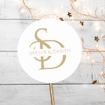 Enkel Bröllop Monogram-Personlig med Namn Runt Klistermärke<br><div class="desc">Lägg till en personlig till dina bröllop-detaljer med Personligen Simple Bröllop Monogram med Namn Classic Round Sticker. Dessa eleganter har ett monogram för anpassningsbarna med bruden och brudgummen i initialer, och är perfekter för att försegla bröllop kuvert, dekorera favörer eller lägga till en snyggt som är synlig på ditt bröllop-kontor....</div>