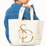 Enkel Bröllop Monogram-Personlig med Namn Tygkasse<br><div class="desc">Gör ett bestående intryck med den enkla Monogram-Personligen Guld Bröllop med Namn Tote Bag, en utsökt och praktisk gåva till paret bröllop. Denna elegant till väskan, som innehåller ett monogram för anpassningsbar guld med parets initialer, är perfekten blandning av stil och funktionalitet. Idealisk för förlovning firande eller möhippor, erbjuder den...</div>