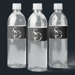 Enkel Bröllop Monogram-Personlig med Namn Vattenflaska Etikett<br><div class="desc">Förbättra din bröllop elegans med den enkla Bröllop Monogram-Personligen med Namn Vattenflaska-etiketten. Med ett system för vit och svart chic i färg är denna märkning designad för att komplettera alla bröllop-teman samtidigt som den ger firande en personlig beröring. Monogrammet och namn visas på en framträdande plats, och varje vattenflaska skapar...</div>