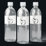 Enkel Bröllop Monogram-Personlig med Namn Vattenflaska Etikett<br><div class="desc">Lägg till lite elegans till din speciella dag med Personligen Simple Bröllop Monogram med Namn Vattenflaska-etiketten. Perfekt för att anpassa firande i bröllop har snyggten en sofistikerad vit- och svart design som elegant visar ditt monogram och namn. Perfekt för använda på vattenflaskor. Den här personligen kommer säkert att imponera på...</div>