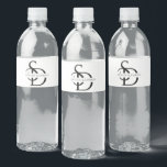 Enkel Bröllop Monogram-Personlig med Namn Vattenflaska Etikett<br><div class="desc">Lägg till lite elegans till din speciella dag med Personligen Simple Bröllop Monogram med Namn Vattenflaska-etiketten. Perfekt för att anpassa firande i bröllop har snyggten en sofistikerad vit- och svart design som elegant visar ditt monogram och namn. Perfekt för använda på vattenflaskor. Den här personligen kommer säkert att imponera på...</div>