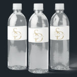 Enkel Bröllop Monogram-Personlig med Namn Vattenflaska Etikett<br><div class="desc">Förbättra firande i bröllop med den enkla Monogram-Personligen i Bröllop med Namn-Vattenflaska-etiketten, en snyggt och elegant-beröring till din speciella dag. De här anpassningsbarna har en vit och guld-chic som tillsammans med namn visar bridens och rummens monogram. De här etiketterna är perfekt utformade för att komplettera ditt bröllop-tema och tillför vattenflaskorna...</div>