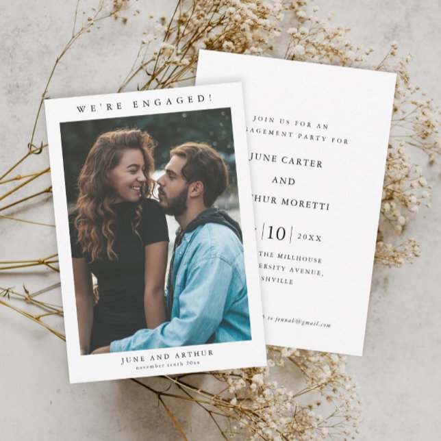 Enkel Bröllopsengagemangsfest Inbjudningar (Simple minimalist black and white wedding engagement photo party or shower invitations.)