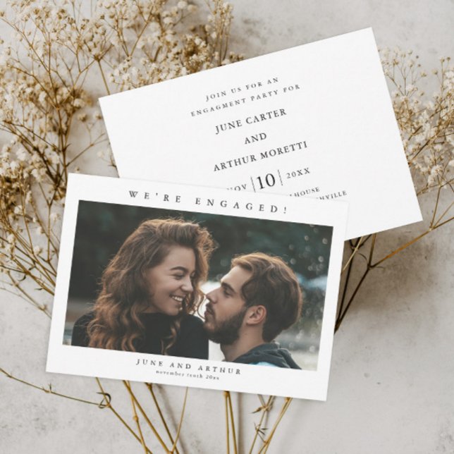 Enkel Bröllopsengagemangsfest Inbjudningar (Simple minimalist black and white engagement photo party or shower invitations.)