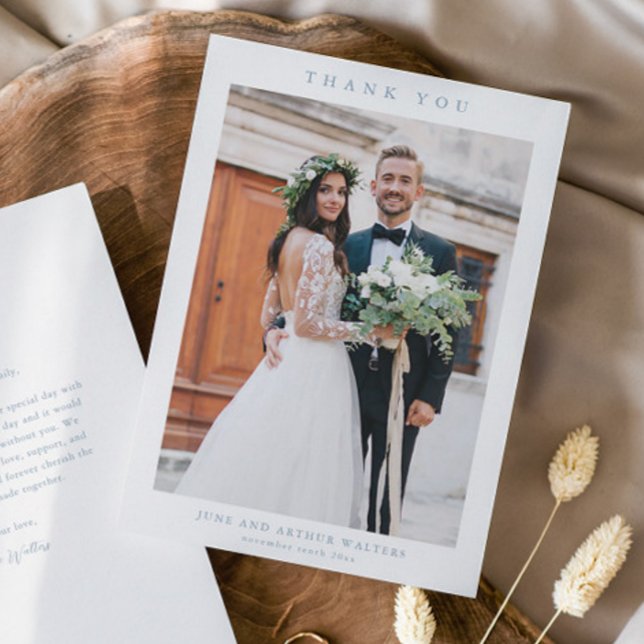 Enkel bröllopsfoto tack kort (Simple dusty blue wedding photo thank you card.)