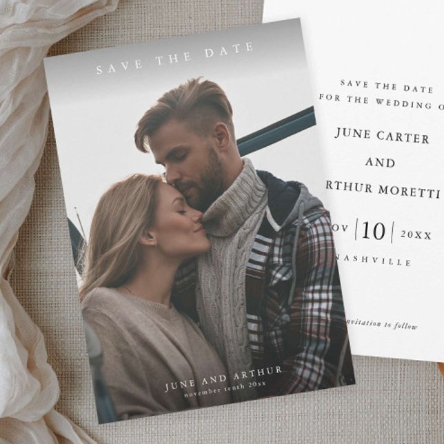 Enkel Bröllopsfotografi Save the Date Inbjudningar (Minimal typography overlay photo wedding save the date cards.)