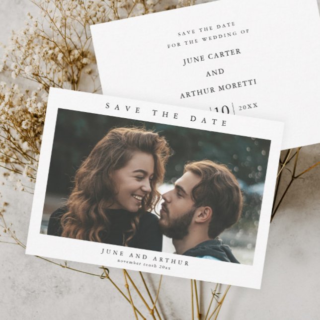 Enkel Budget Foto Bröllop Spara Datum (Simple typographic budget photo wedding save the date.)
