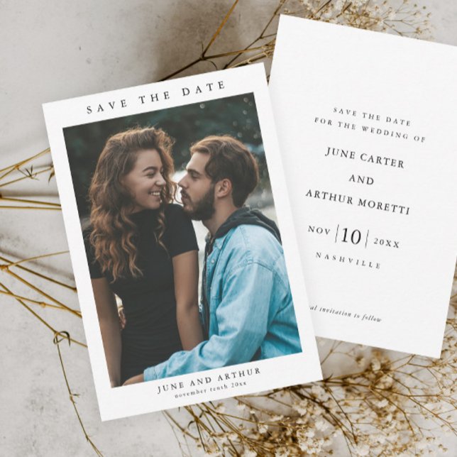 Enkel Budget Foto Bröllop Spara Datum (Simple typographic budget photo wedding save the date.)