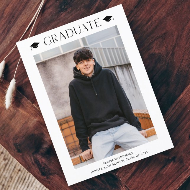 Enkel budgetinbjudan till foto Studenten (Simple black and white cap budget 2 photo graduation invitation announcement card.)