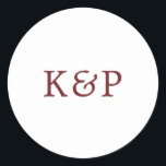 Enkel Burgundy och vit Monogram Bröllop Runt Klistermärke<br><div class="desc">Enkla bröllopsmärken med dina två första monogram i ett burgundsserif-teckensnitt över en vit bakgrund. Bakgrund och teckensnitt färg kan ändras till valfritt färg. En grundläggande och tydlig design som fortfarande visas som snyggt. Dessa moderna och minimalistiska klistermärken är perfekten för att försegla kuverten.</div>
