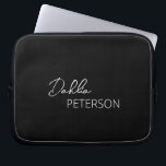 Enkel Contemporary för svart Elegant Modern Laptop Fodral<br><div class="desc">Modern svart laptop sleeve med en enkel och minimal personlig med ditt namn i ett skript för elegant och contemporary sans serif-teckensnitt.</div>