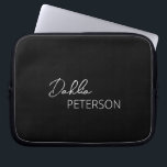 Enkel Contemporary för svart Elegant Modern Laptop Fodral<br><div class="desc">Modern svart laptop sleeve med en enkel och minimal personlig med ditt namn i ett skript för elegant och contemporary sans serif-teckensnitt.</div>